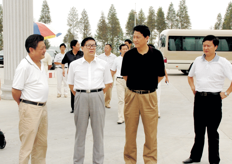 2006年9月1日,湖北省委常委、統戰部部長蘇曉云蒞臨我公司考察,張嗣義書記陪同