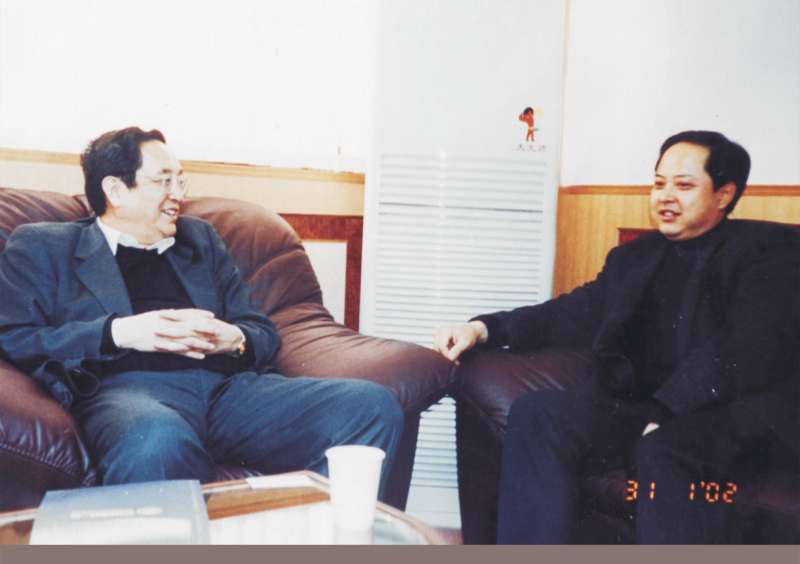 2002年1月31日，中央政治局委員、湖北省委書記俞正聲在省委辦公室親切接見舒心先生 